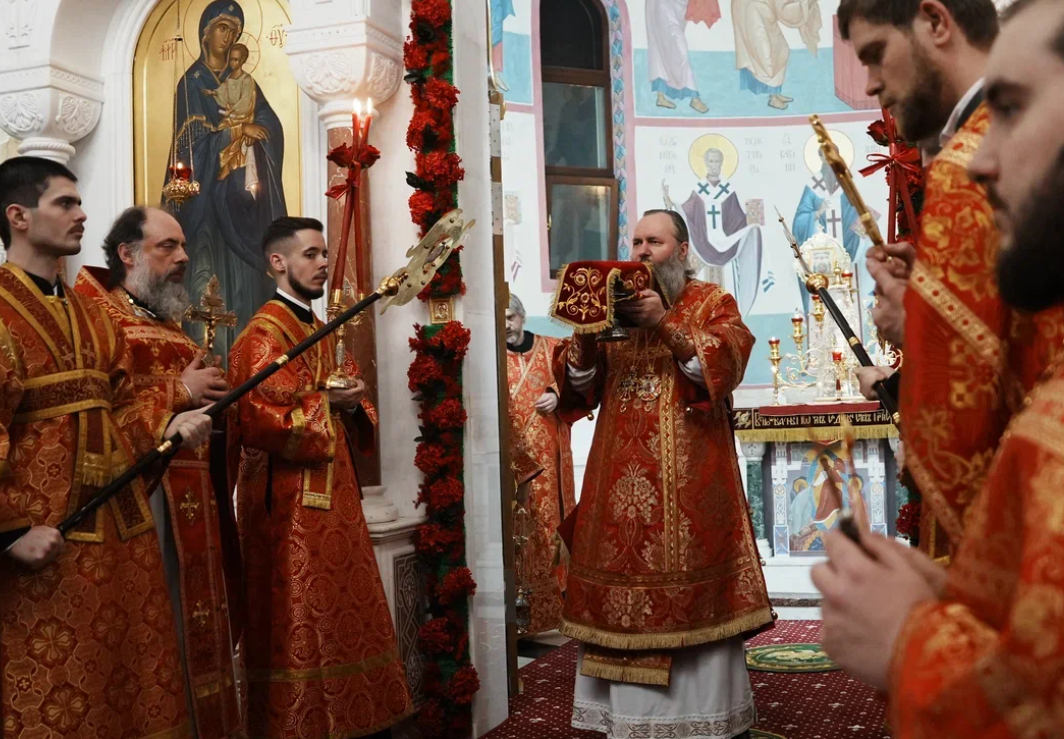 Фоторепортаж: самарцы встретили Пасху в Софийском соборе