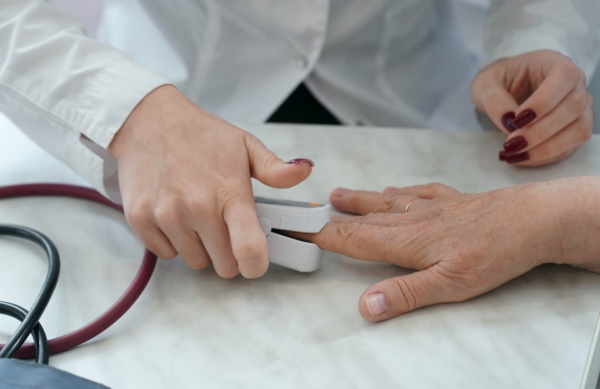 Причины тремора рук: от нервов до эндокринных изменений