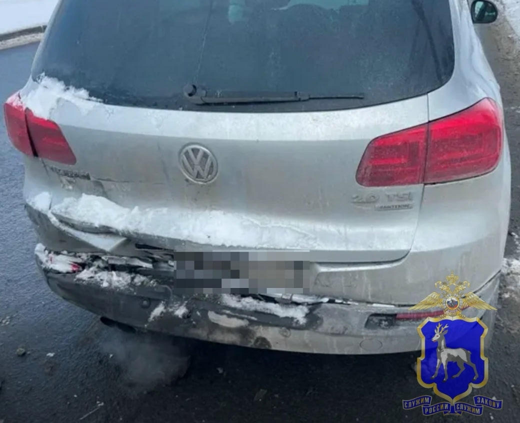 В Самаре мужчина на "Рено" врезался в стоящий Volkswagen