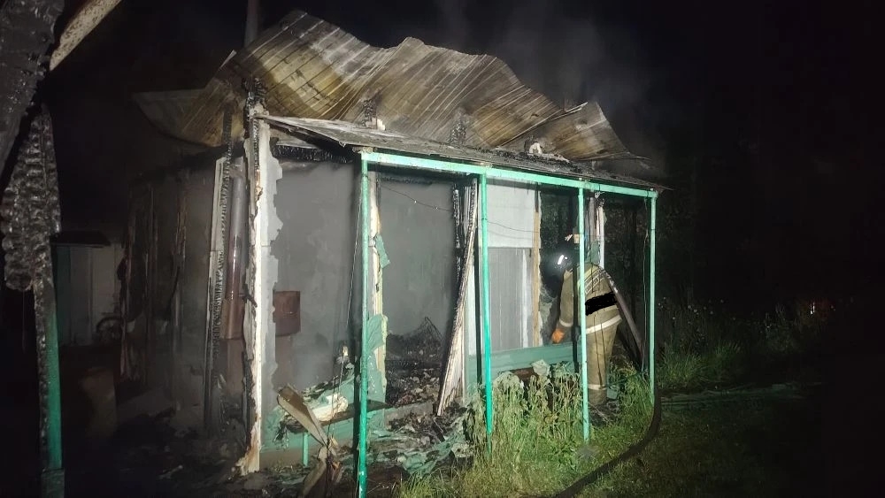 Дачный дом с баней полыхали в селе Верхние Белозерки