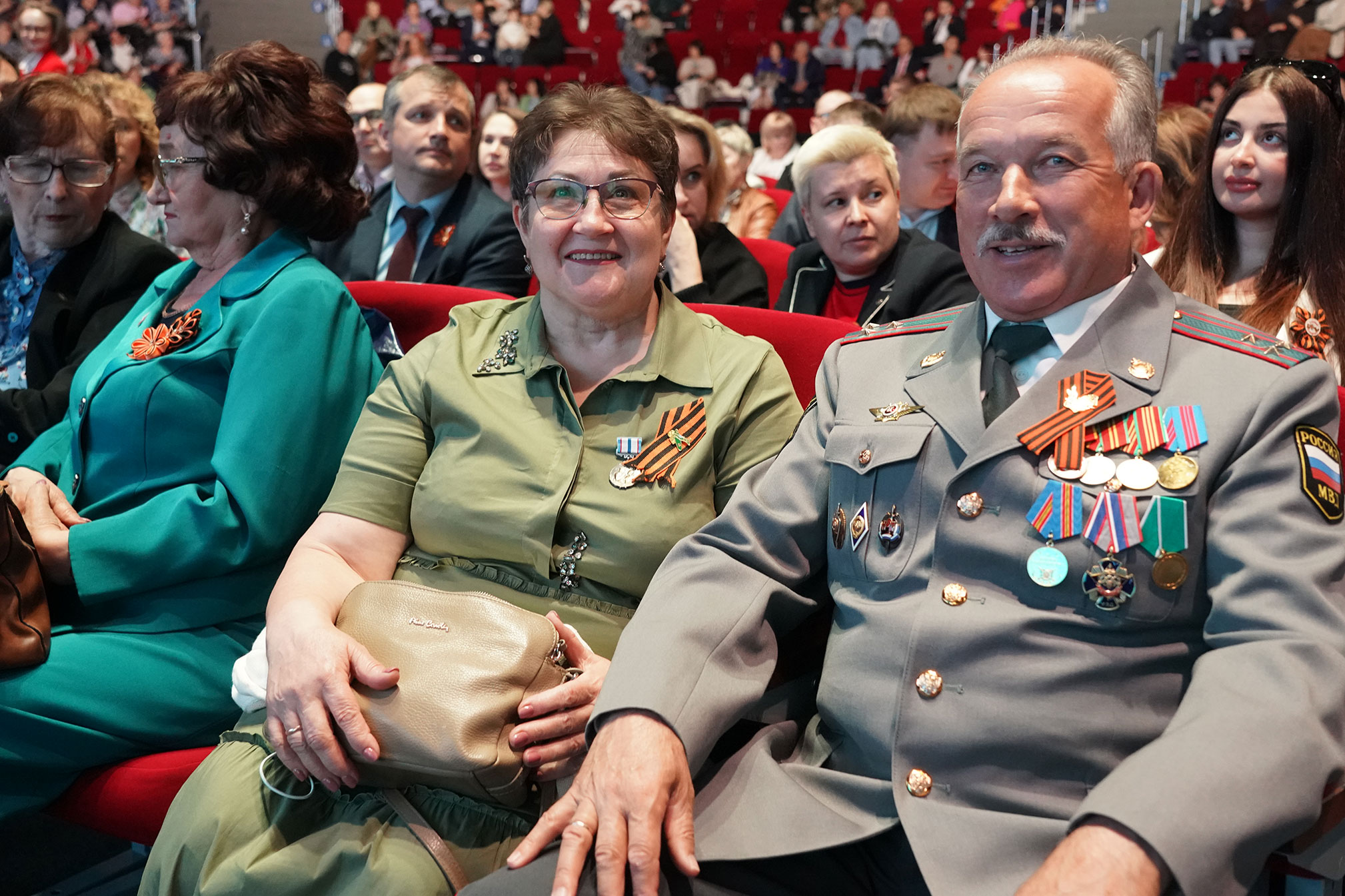 Вячеслав Федорищев вручил почетные награды жителям региона в День Победы