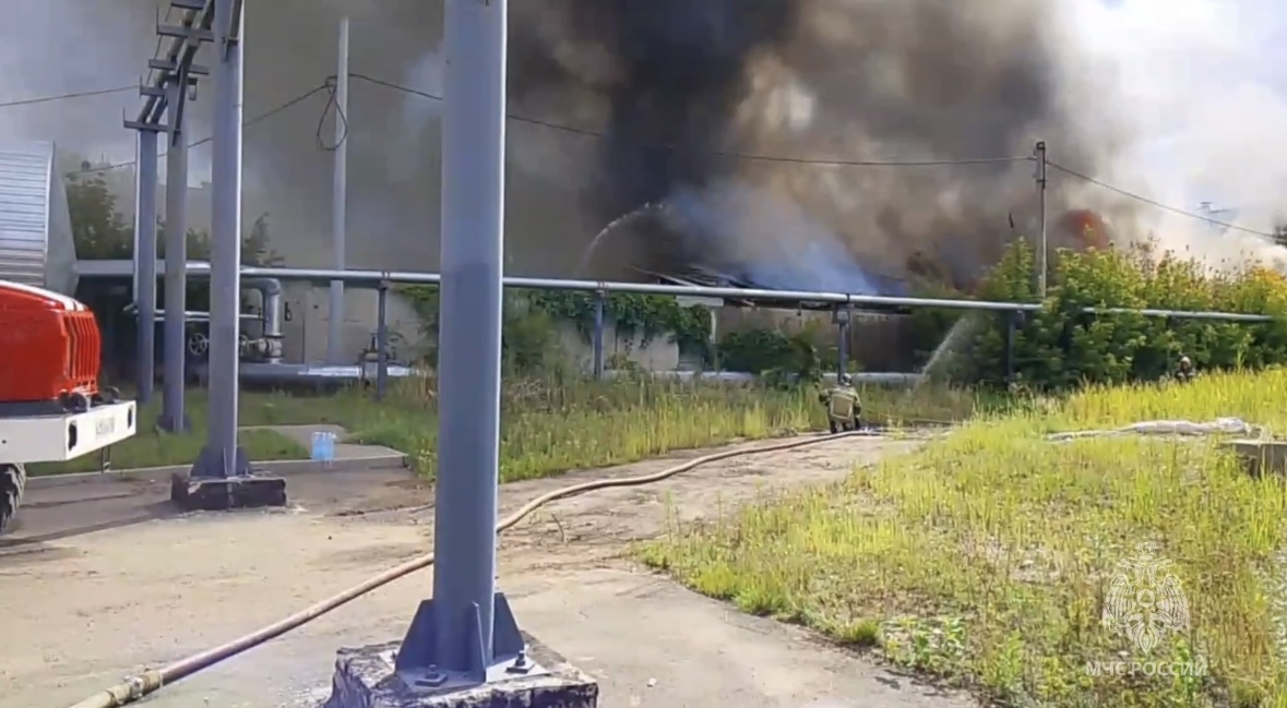 Пожар в магазине стройматериалов в Жигулёвске распространился на 800 "квадратов"