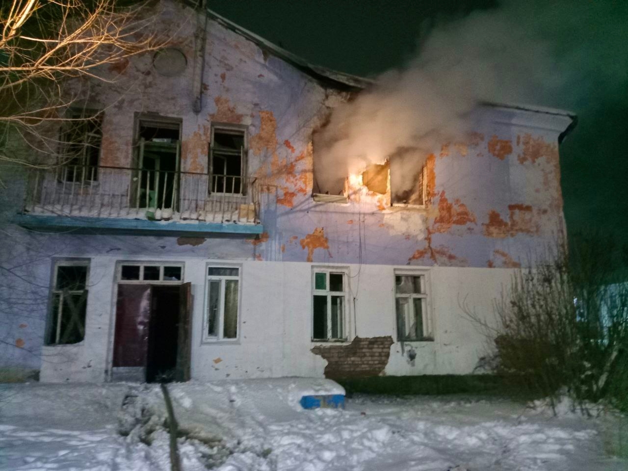 В Кинеле сгорела двухэтажная "заброшка"