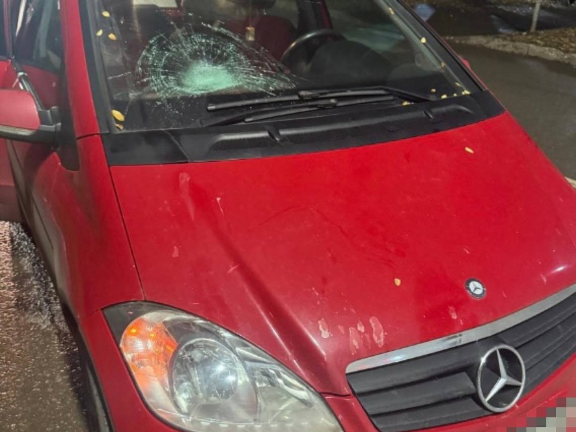 В Самаре Mercedes-Benz сбил женщину возле жилого дома