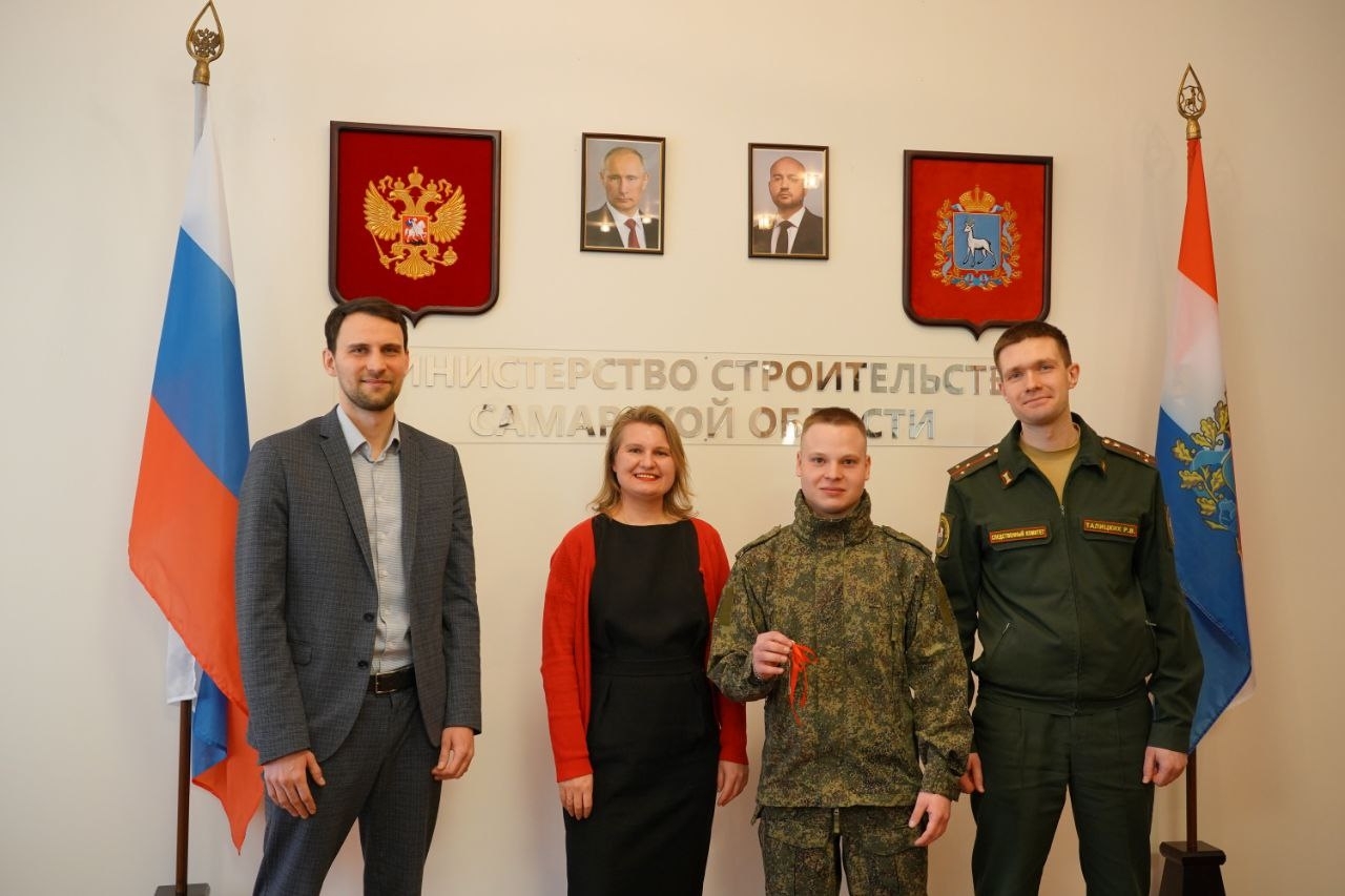 Самарскому участнику СВО вручили ключи от новой квартиры