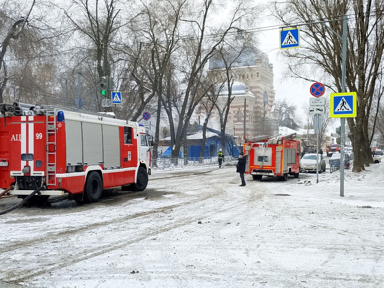 Перекрыто движение: в Самаре на улице Садовой загорелся дом