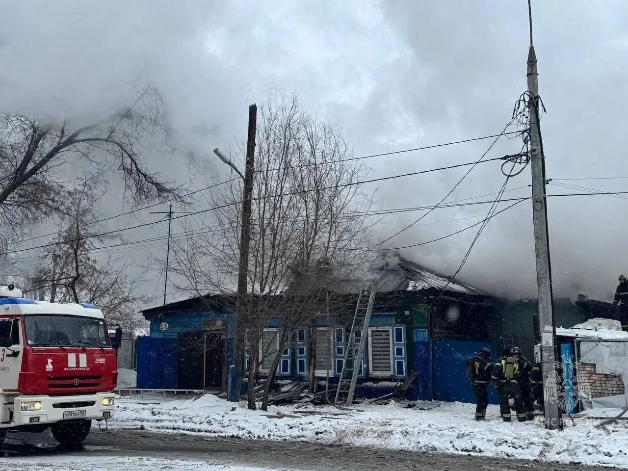 Перекрыто движение: в Самаре на улице Садовой загорелся дом