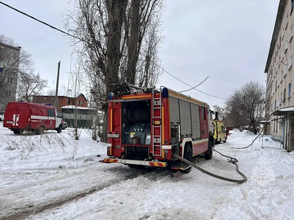 В Сызрани из пожара в жилой пятиэтажке спасли двух человек