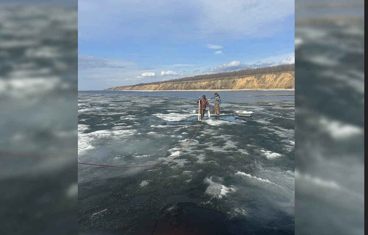 Двоих рыбаков унесло на льдине под Тольятти