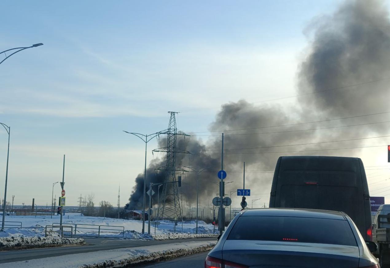 В Самаре на Ракитовском шоссе 86 специалистов тушат полыхающий склад