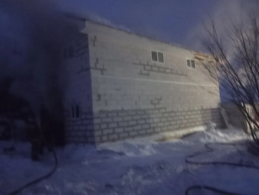 В Ставропольском районе утром 13 февраля вспыхнул гараж с "Нивой"