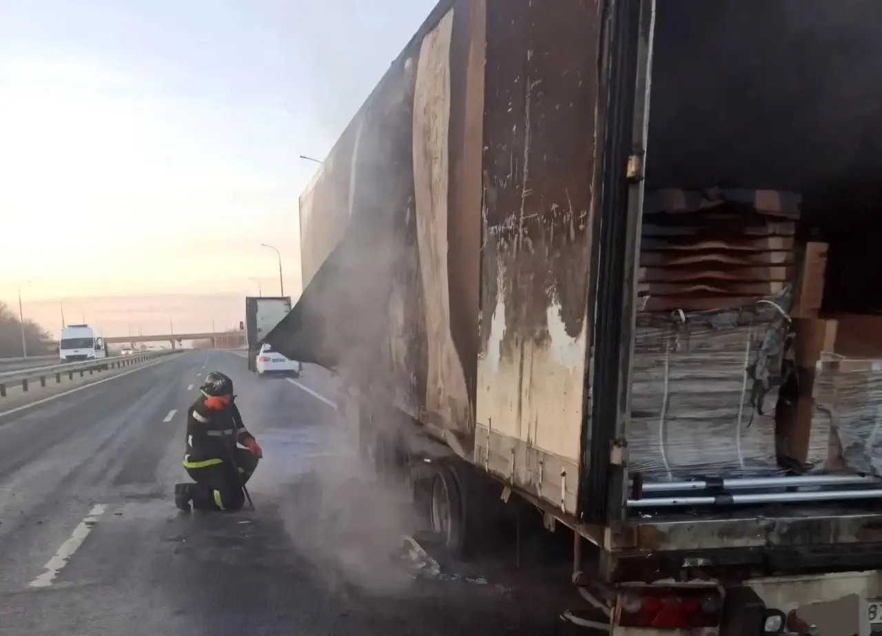 В Самарской области 4 апреля на ходу вспыхнула фура с мебелью 