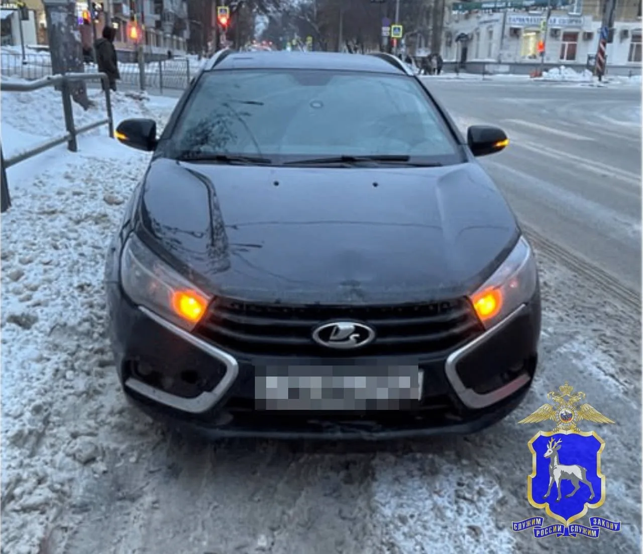 В Самаре Hyundai Solaris уходил от столкновения и врезался в жилой дом