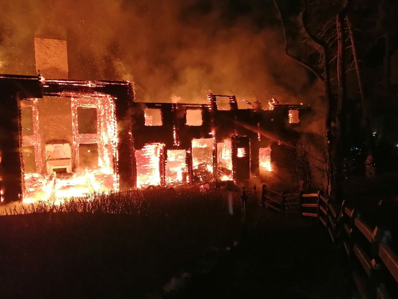 В Красноярском районе ночью 25 декабря в двухэтажке вспыхнул пожар