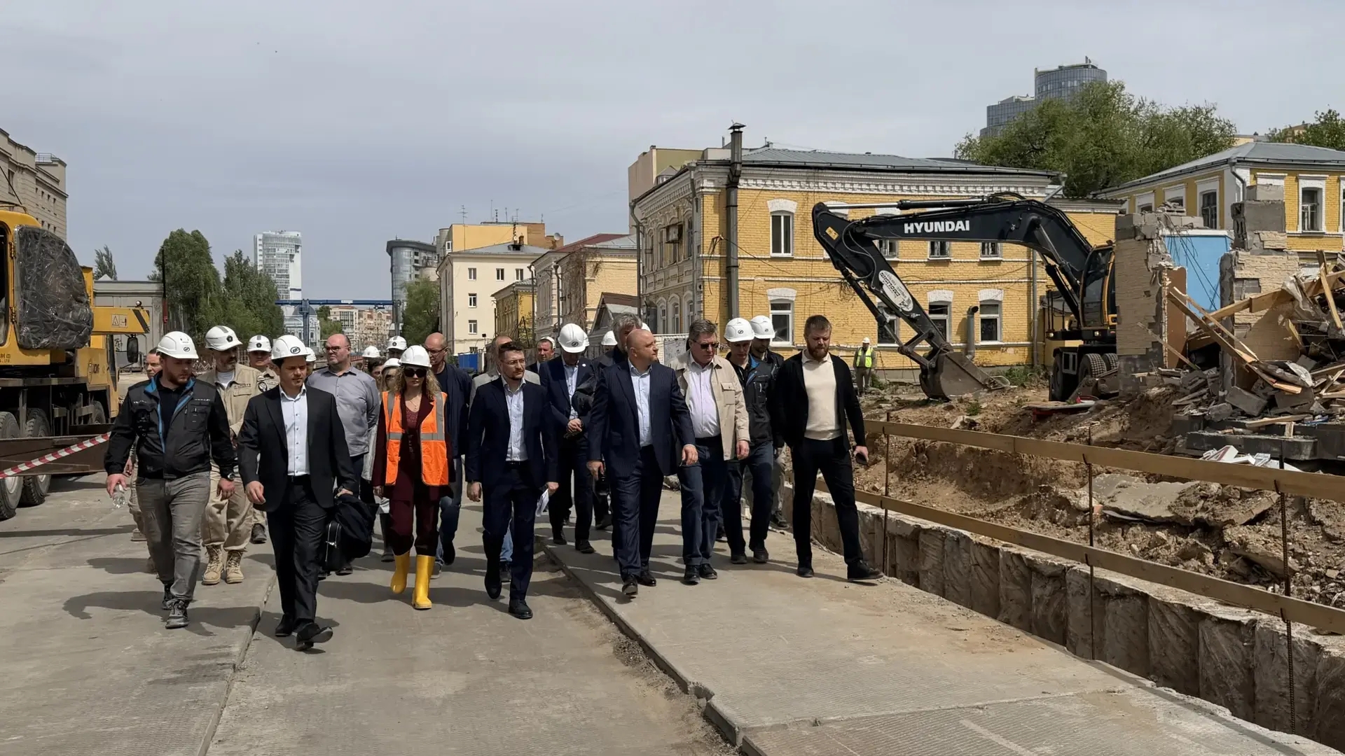 Виталий Шабалатов проинспектировал ход строительства станции метро "Театральная"