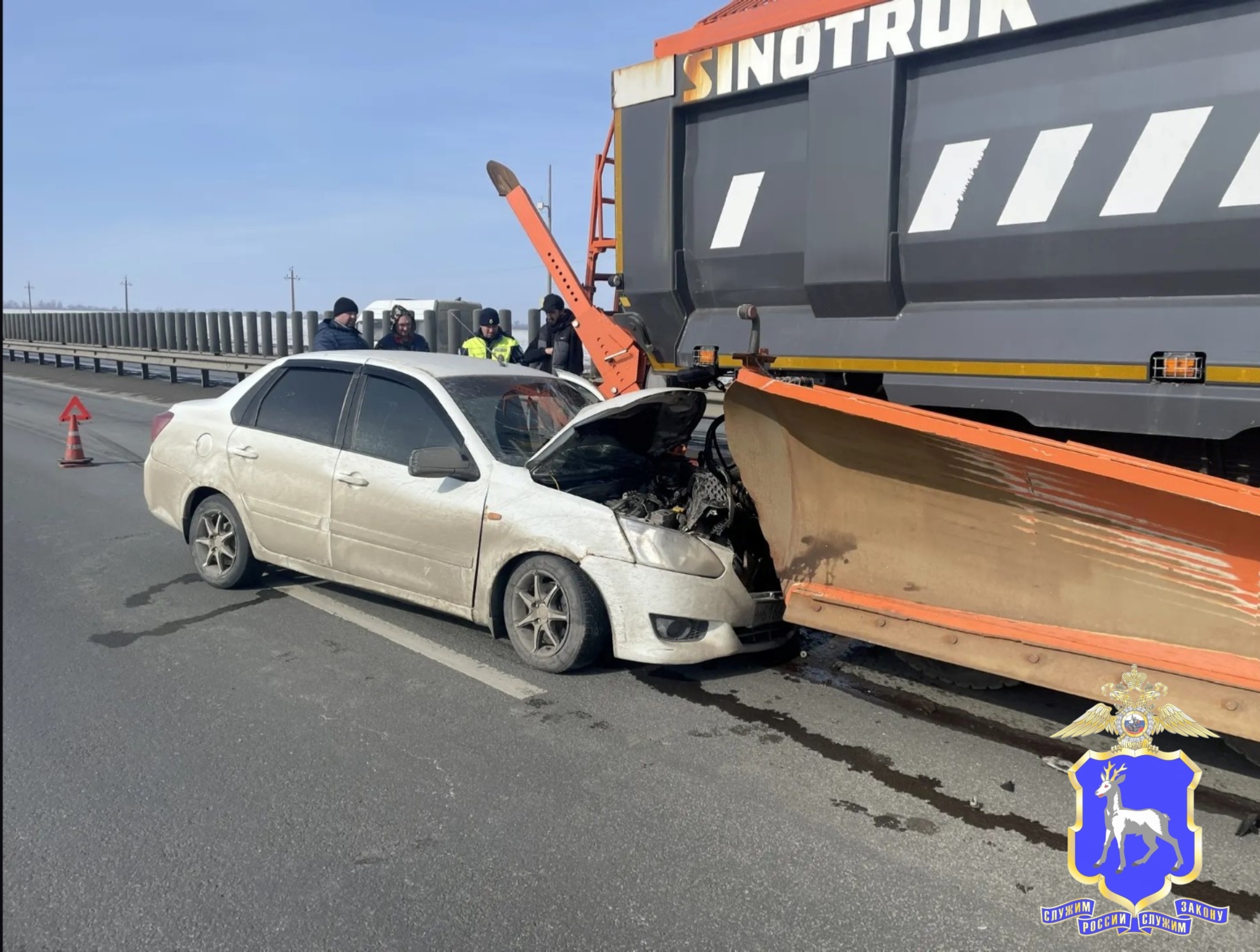 В Самарской области на трассе М5 иномарка врезалась в грузовик дорожников