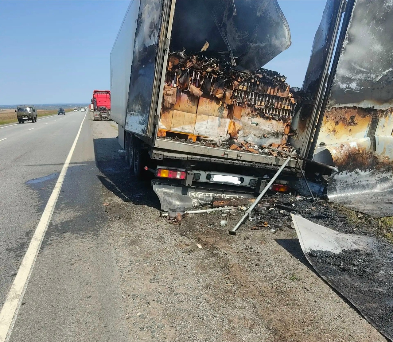 На трассе под Сызранью 3 августа полыхала фура с бутылками