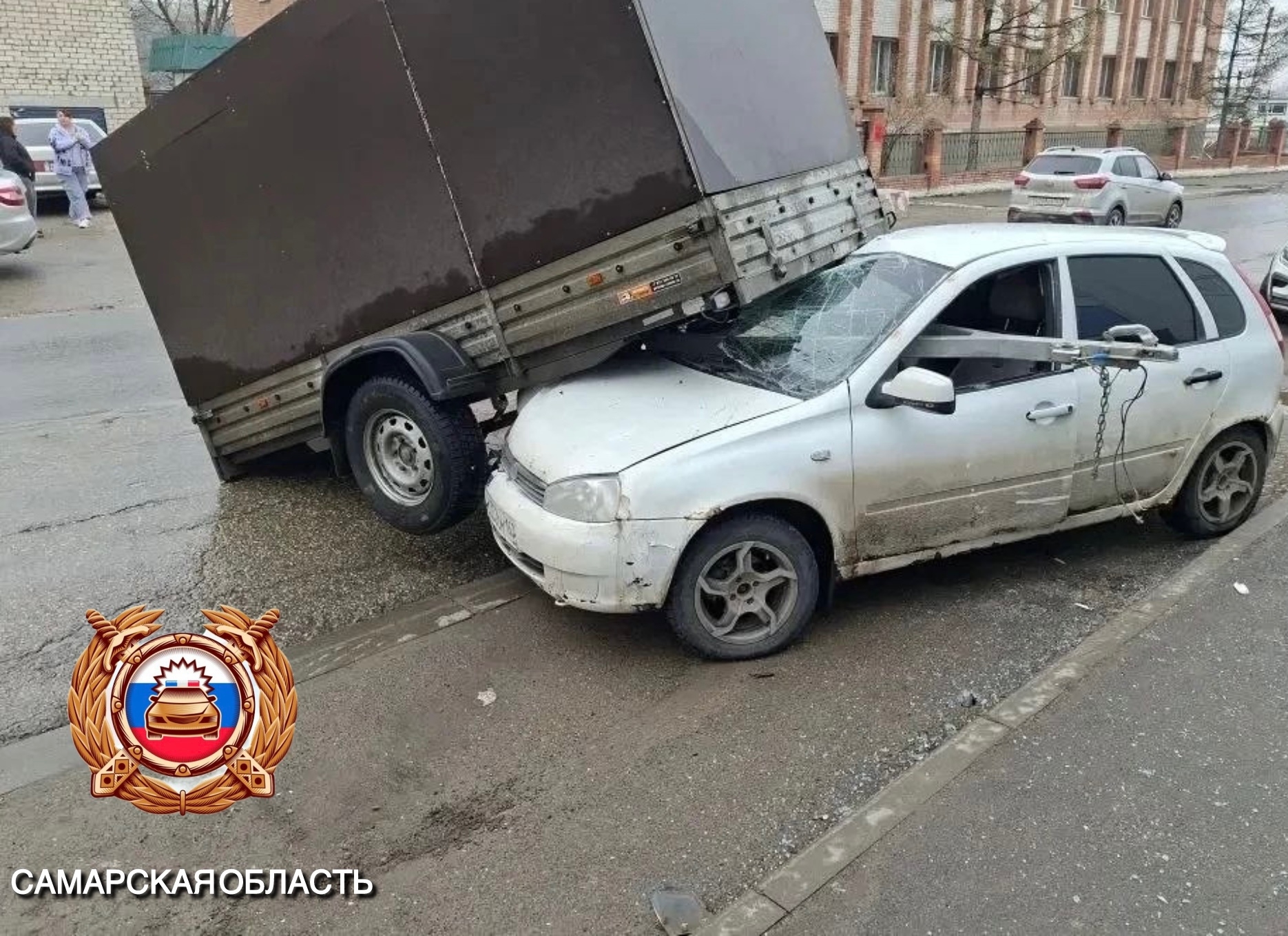 Оторвавшийся прицеп пробил лобовое стекло "Калины" в Жигулевске