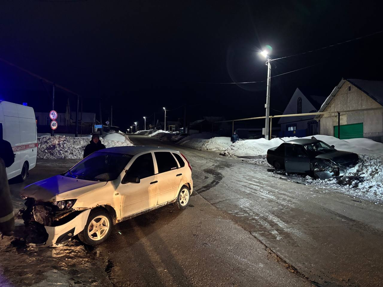 В Самарской области пострадавшие в аварии с двумя легковушками попали в больницу