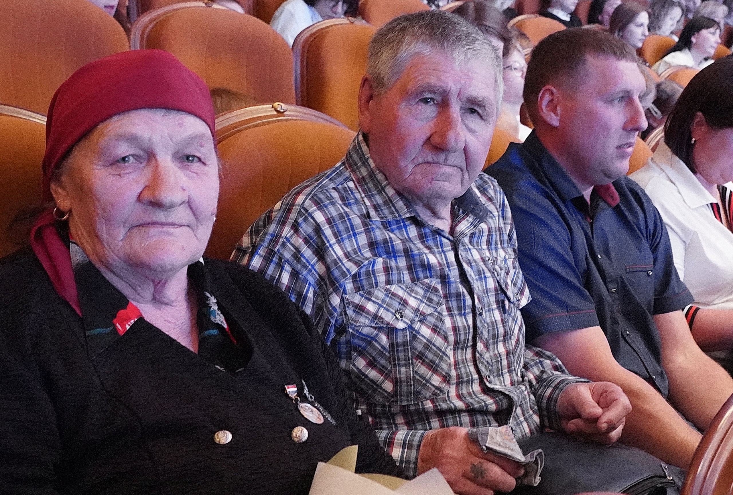 Вячеслав Федорищев впервые вручил новый памятный знак "Родительская доблесть" 21 супружеской паре