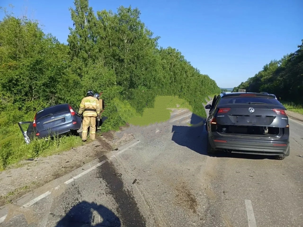 Двое в больнице: Volkswagen и LADA столкнулись на трассе в Самарской области