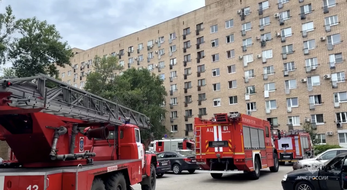 Пожарные спасли 5 жильцов из задымленного подъезда в Тольятти