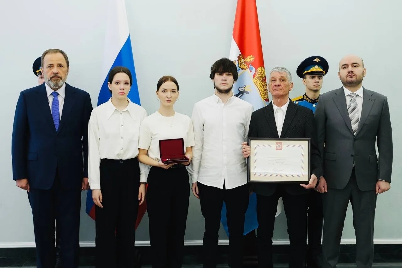 Игорь Комаров и Вячеслав Федорищев передали семье тольяттинского Героя России медаль "Золотая Звезда"