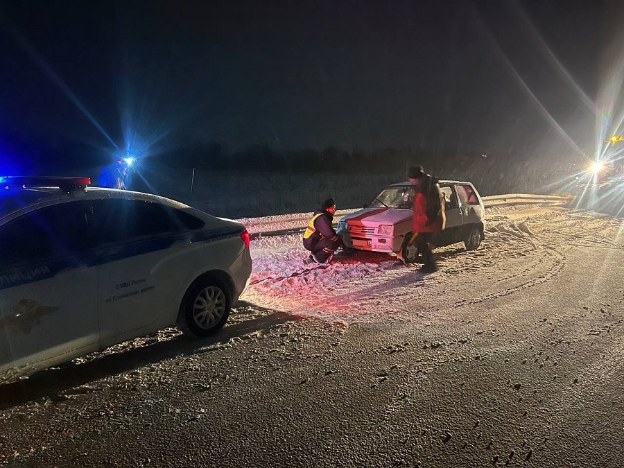 В Самарской области полицейские помогли пенсионеру отбуксировать сломанное авто