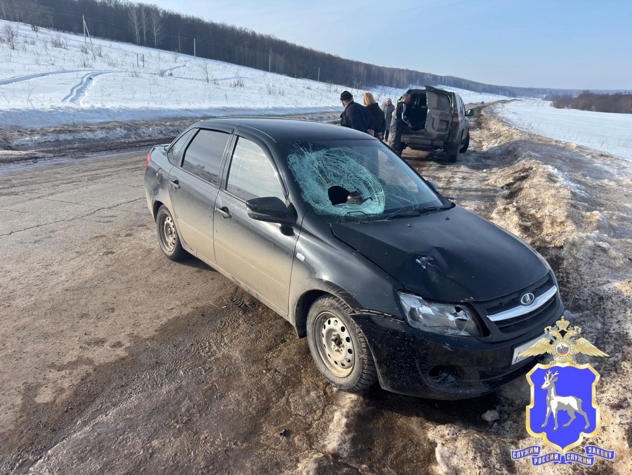 В Самарской области на трассе М5 иномарка врезалась в грузовик дорожников