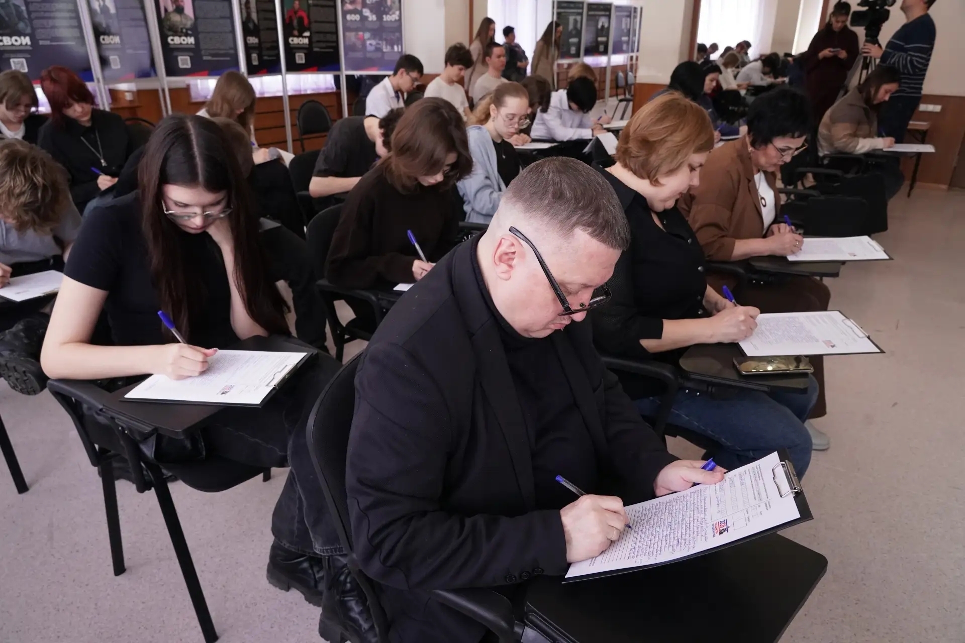 "Россия – семья семей": в Доме дружбы народов написали диктант в честь Дня воссоединения Крыма с Россией