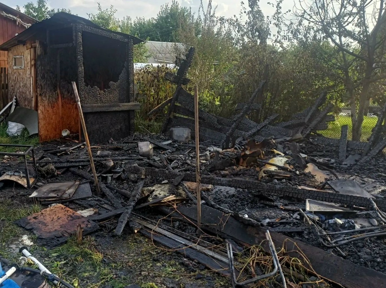 В селе Подстепки тушили баню и кровлю дома на двух участках