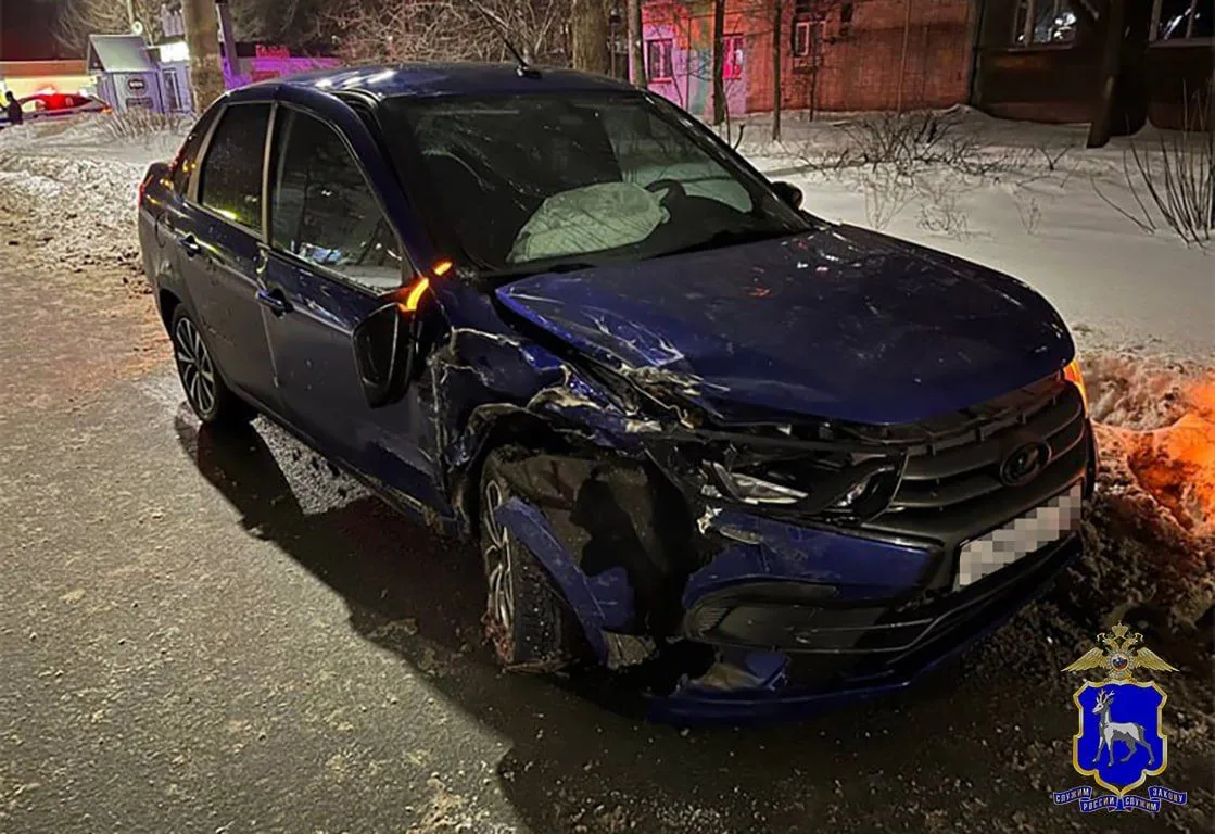 В Сызрани три человека пострадали при столкновении "Гранты" и Volvo 