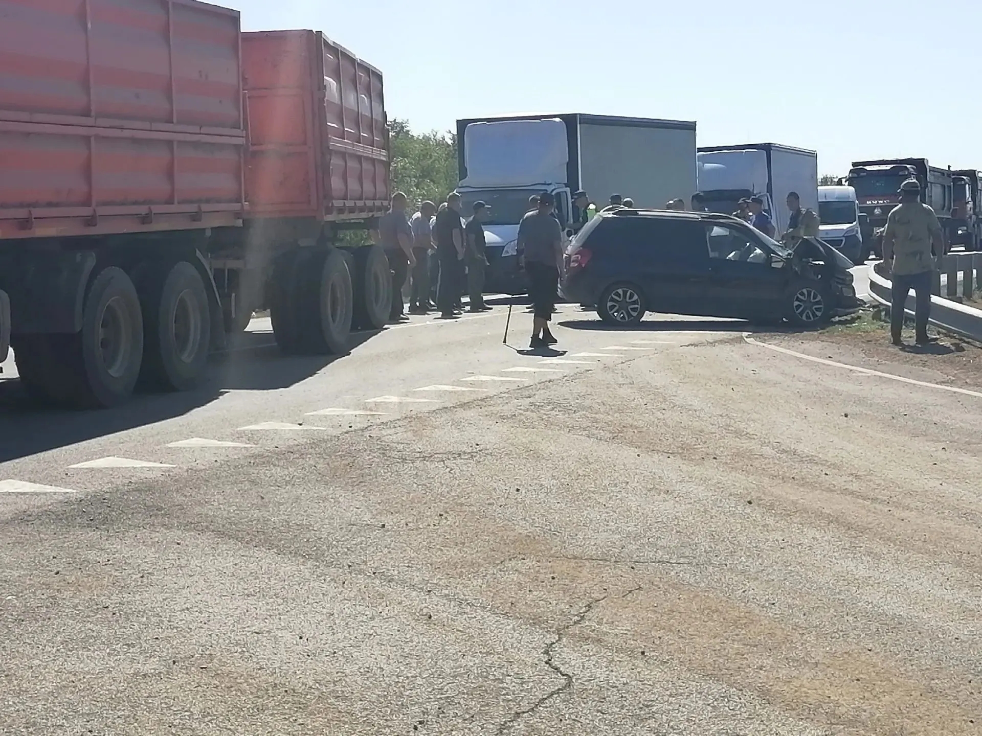 Легковушка и грузовик столкнулись на трассе А300 в Самарской области