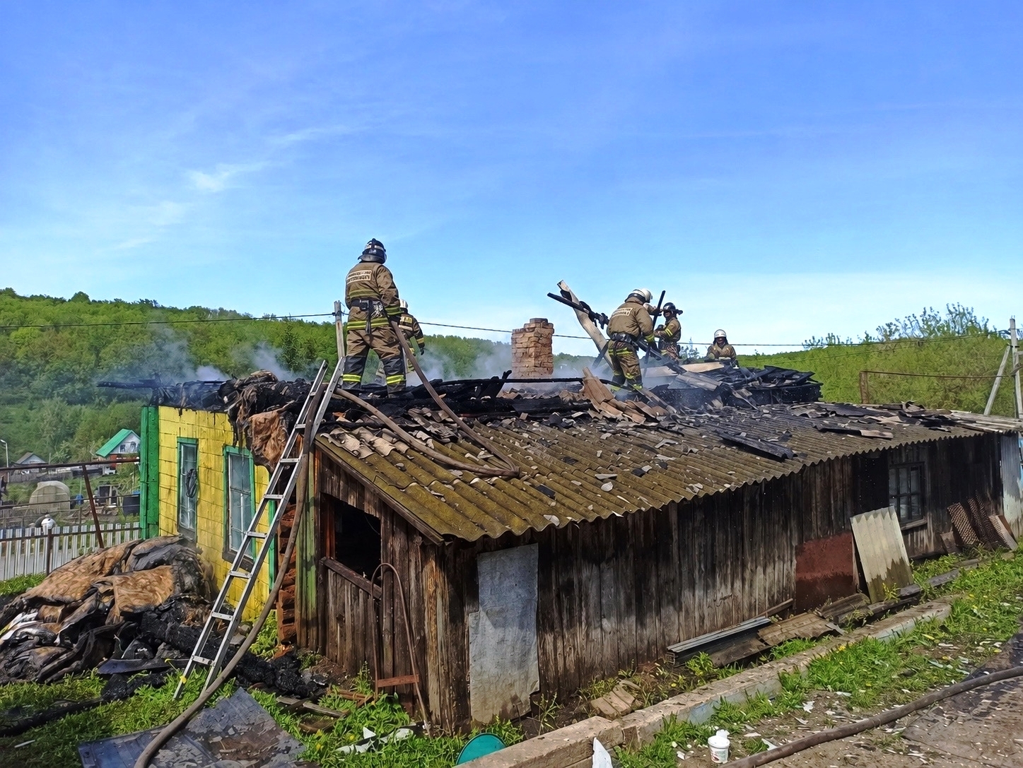 Гараж и кровлю тушили в Похвистневском районе на майских праздниках