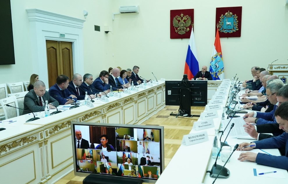 Вячеслав Федорищев дал поручения по организации автобусного сообщения в Исаклинском районе и ремонту дороги в Клявлино