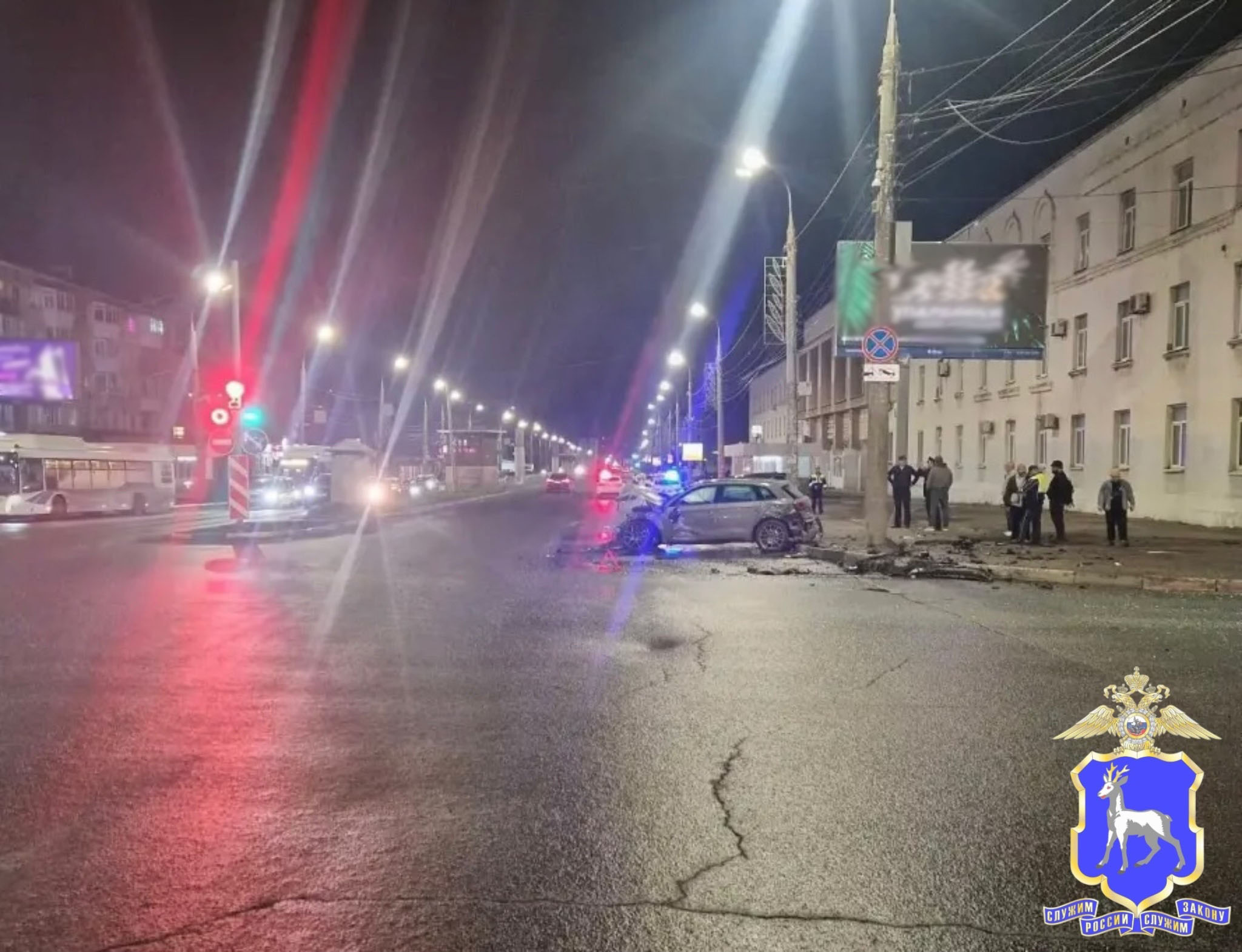 В Самаре женщина на иномарке врезалась в "Гранту" и влетела в забор
