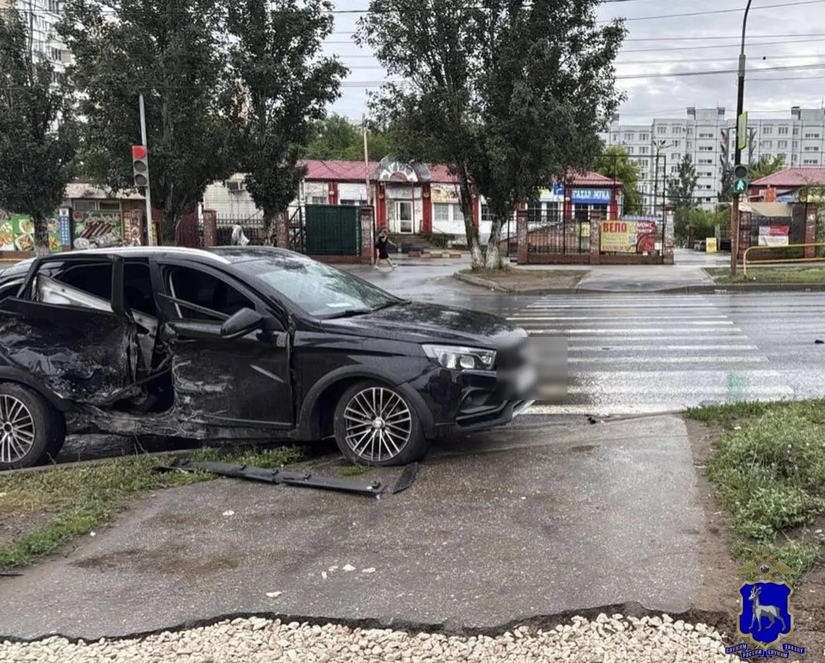 В Тольятти иномарка на перекрестке проскочила на "красный" и врезалась в "Весту"