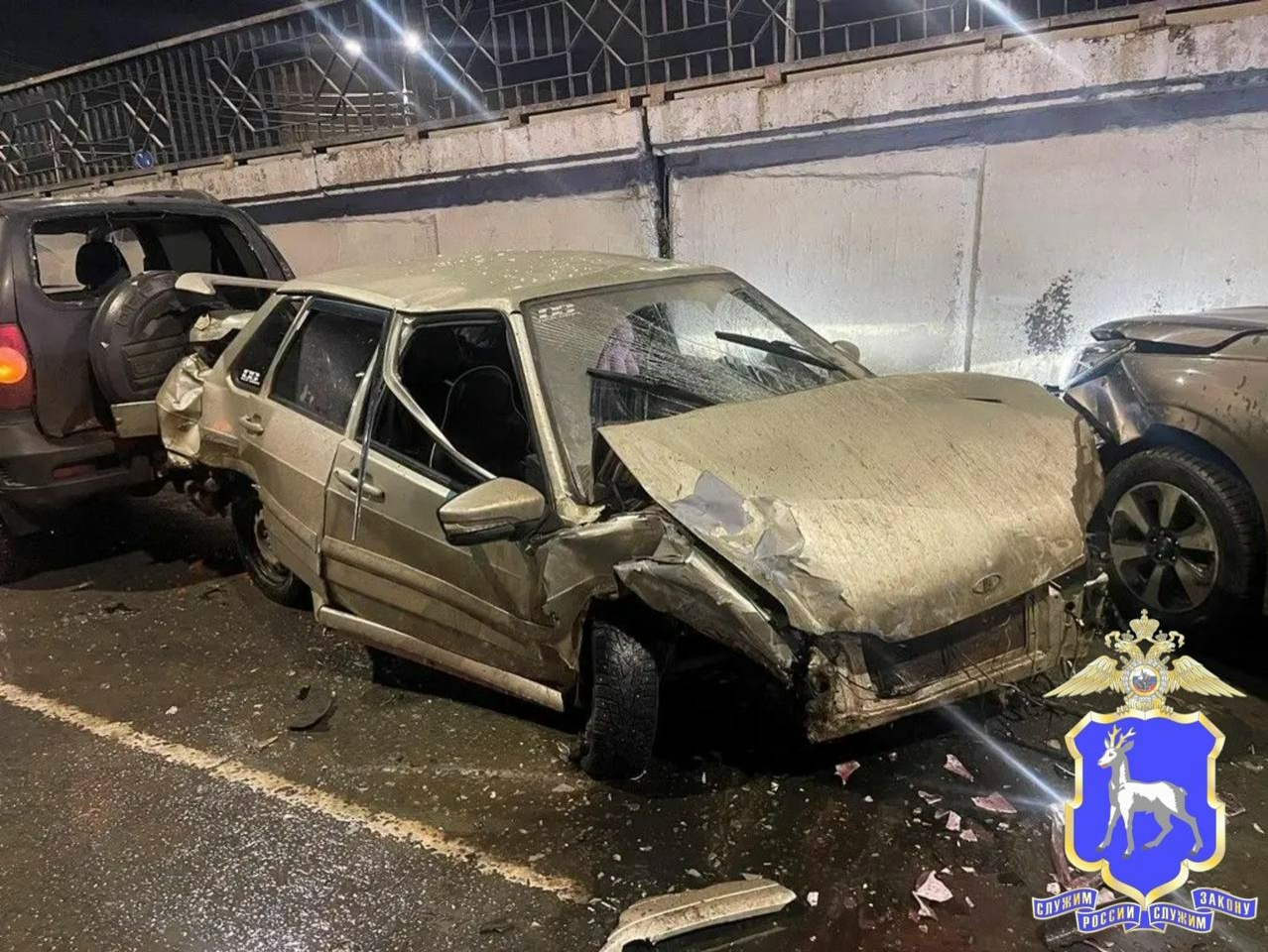 В Самаре женщина на малолитражке врезалась в магазин