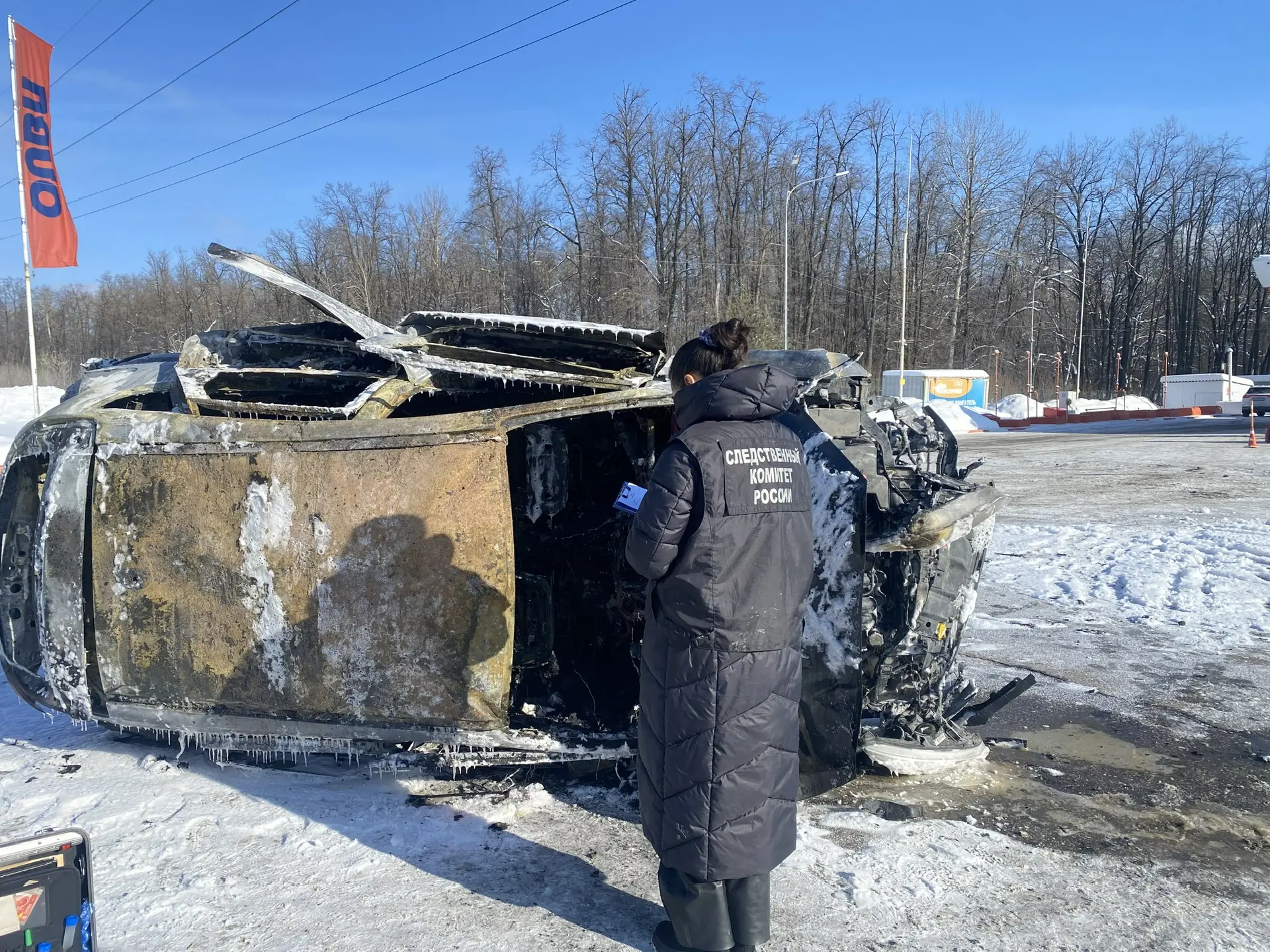 В Самаре полыхающая легковушка на скорости врезалась в колонку на АЗС