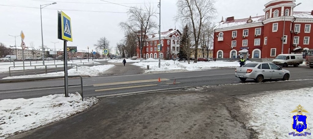 В Самаре мужчина на "Гранте" наехал на санки с 2-летней девочкой