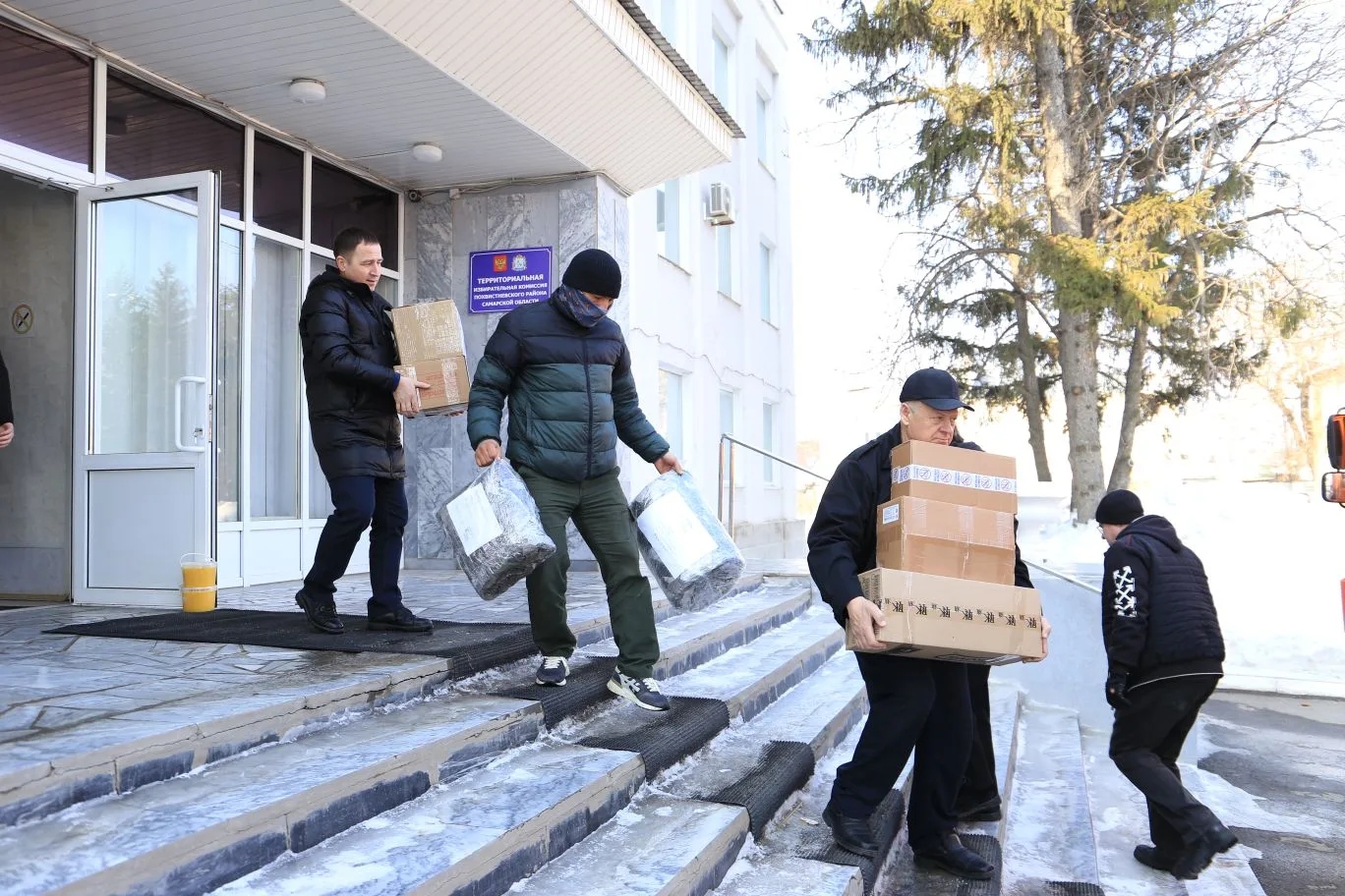 Жители Похвистневского района передали "за ленточку" 60 маскировочных сетей и гумгруз