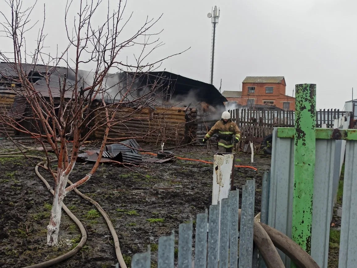 В селе Русская Васильевка Самарской области полыхал бревенчатый сарай