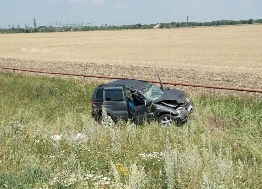 Chevrolet Niva на скорости вылетела в кювет на трассе в Самарской области