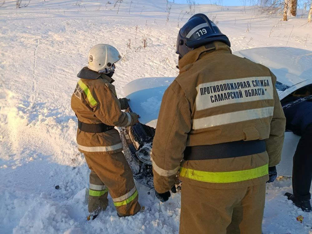 В Самарской области 6 января иномарка вылетела в кювет и перевернулась