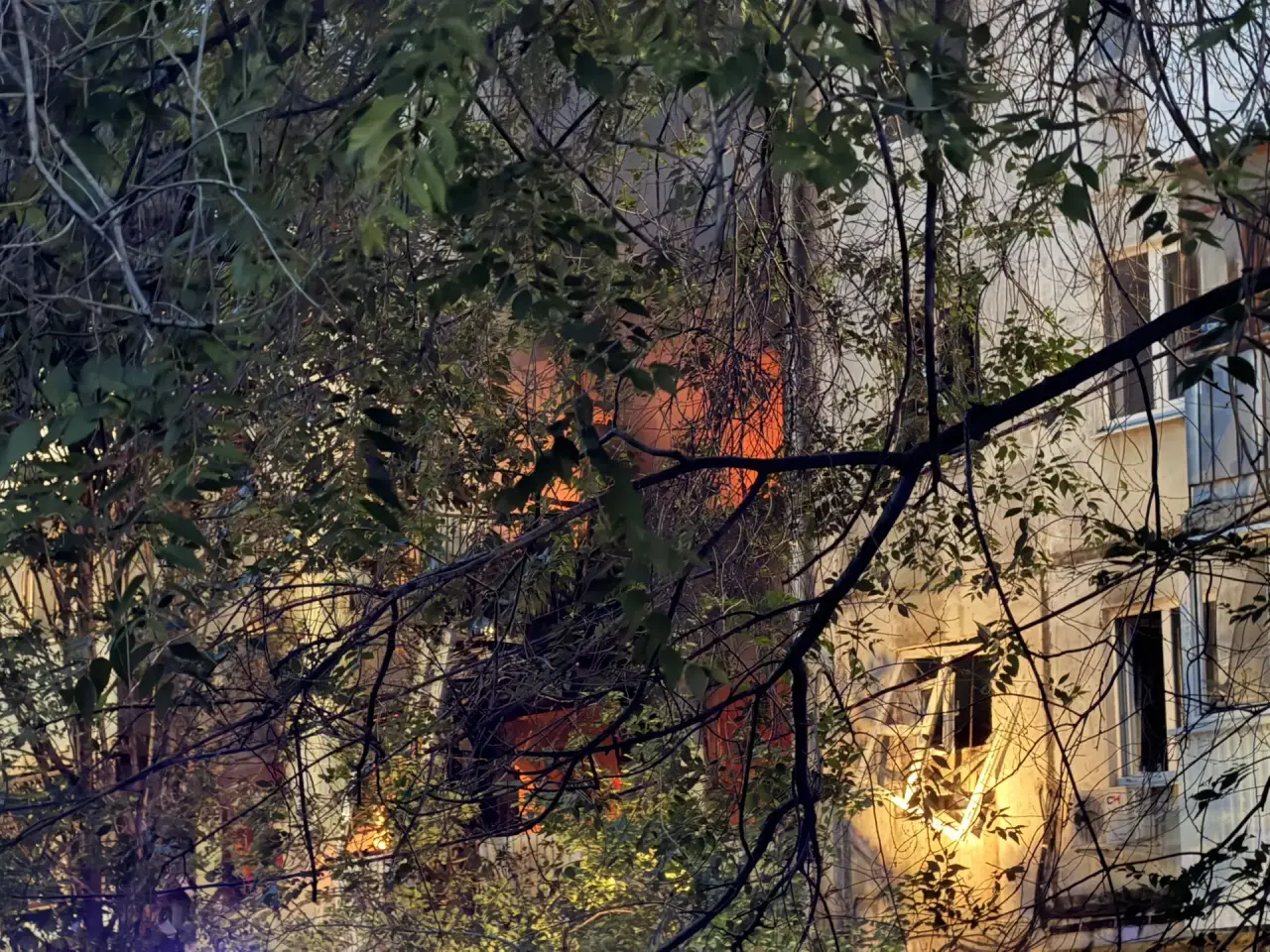 Пожар 14 июня на 22-го Партсъезда в Самаре: огонь из магазина перекинулся на жилой дом