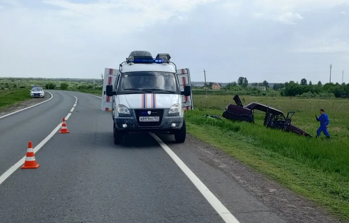 В Самарской области спасли водителя искореженной после ДТП "семерки"