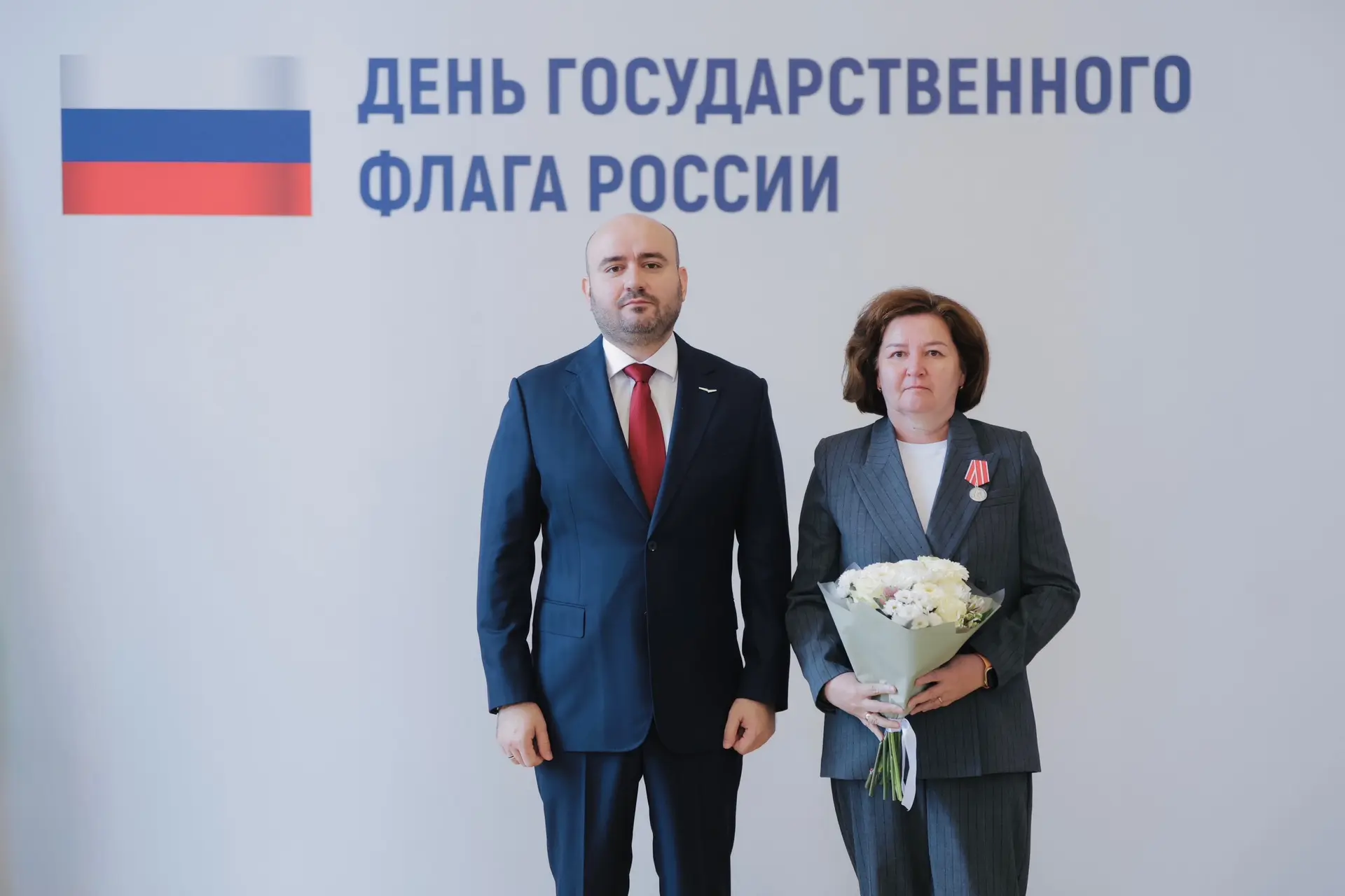 Вячеслав Федорищев в преддверии Дня флага России вручил госнаграды выдающимся жителям региона