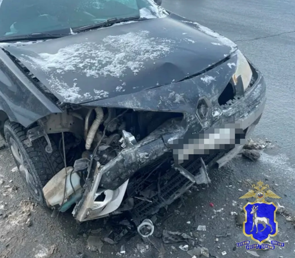 В Самаре мужчина на "Рено" врезался в стоящий Volkswagen