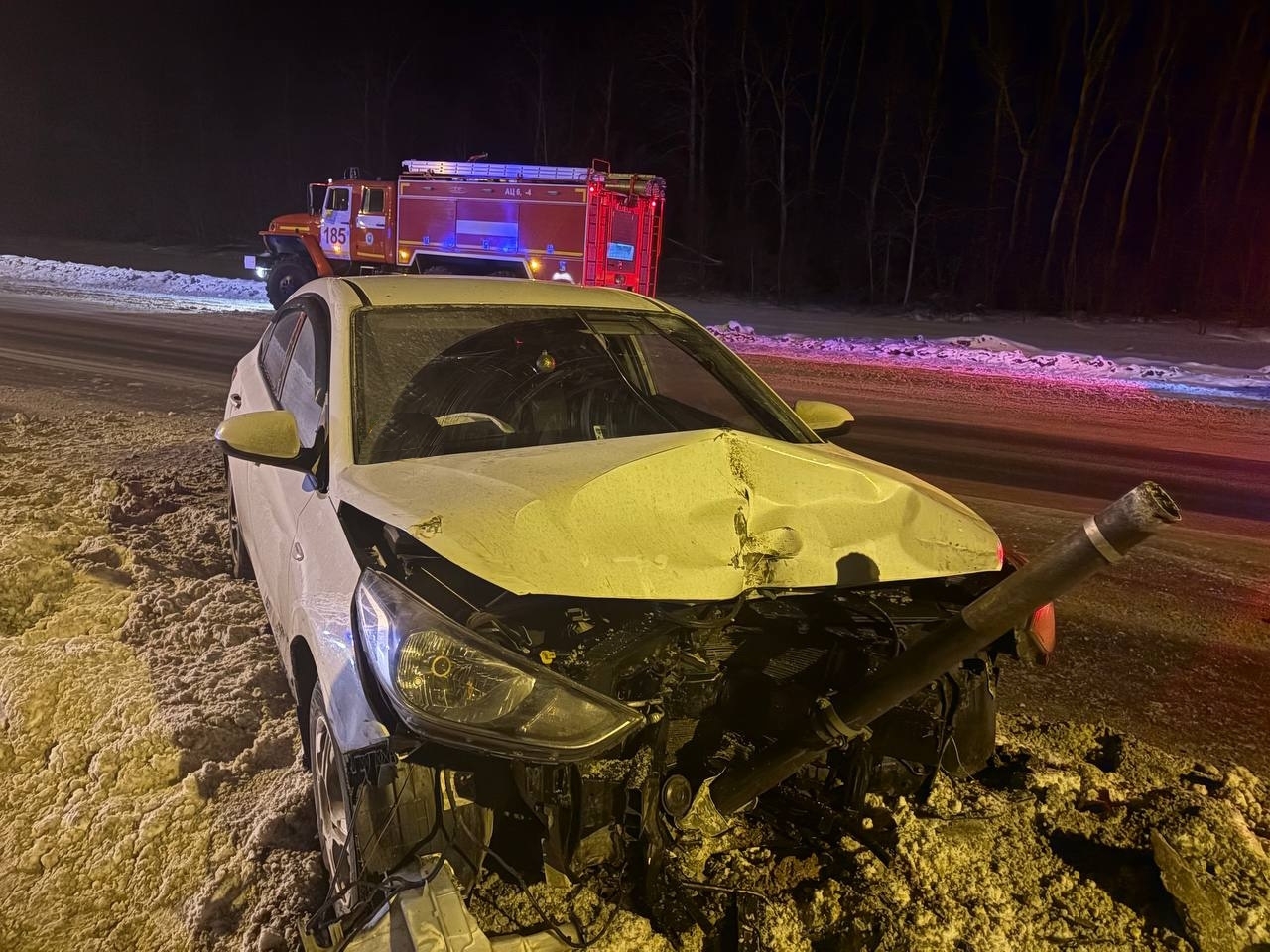 В Самарской области на трассе М5 ночью 11 февраля Hyundai врезался в столб 
