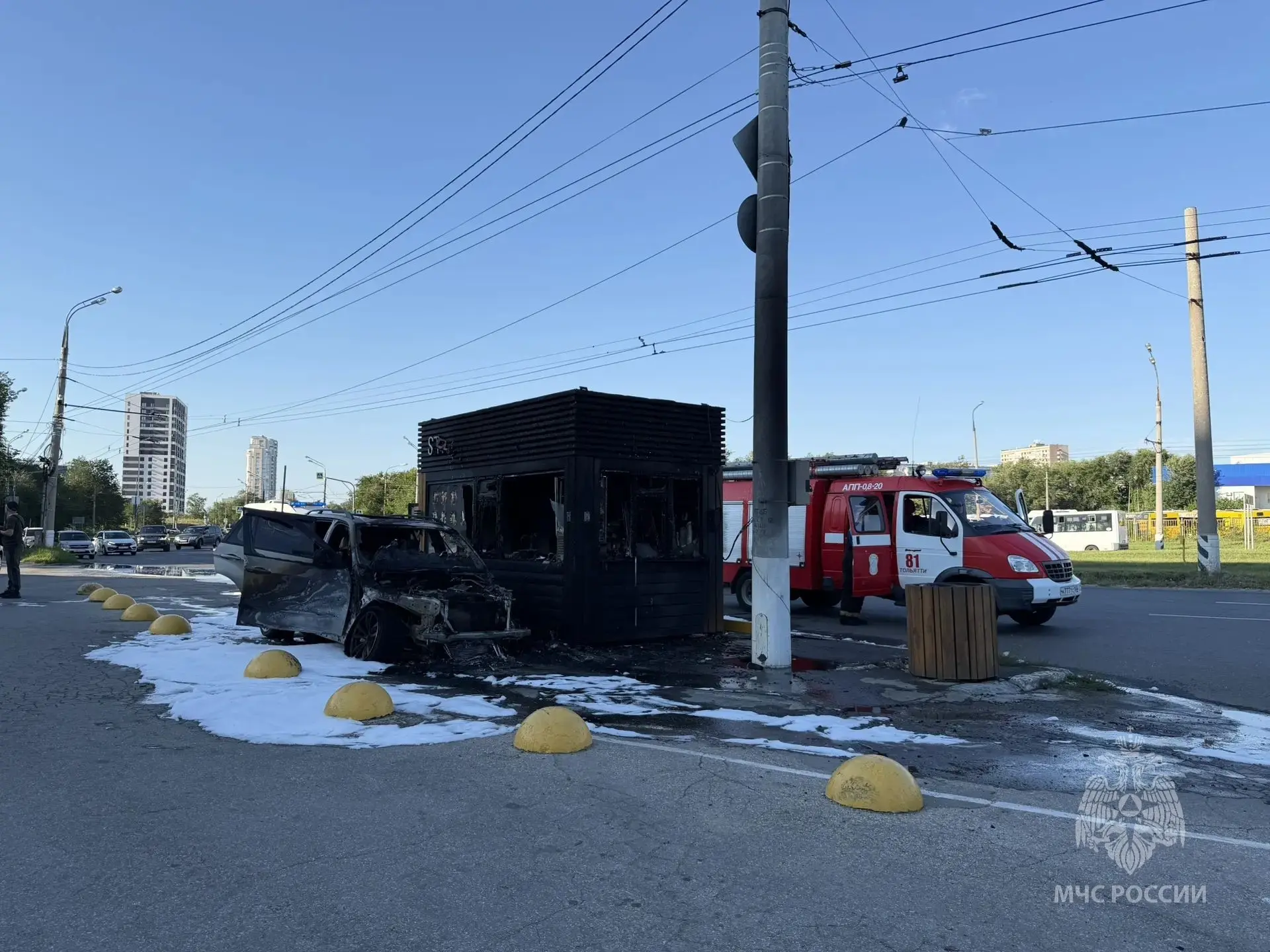 В Тольятти огонь с горящего BMW перекинулся на автокофейню